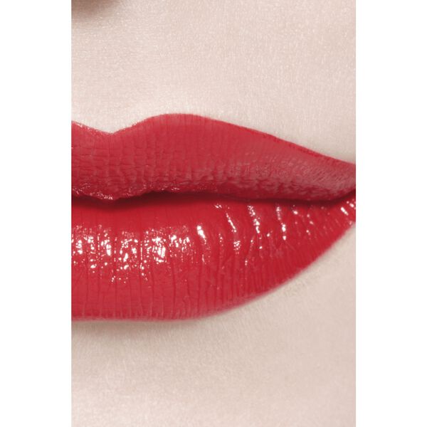 Hydrating And Plumping Lipstick. Intense, Long-Lasting Colour And Shin