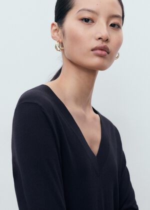 Fine-knit V-neck sweater