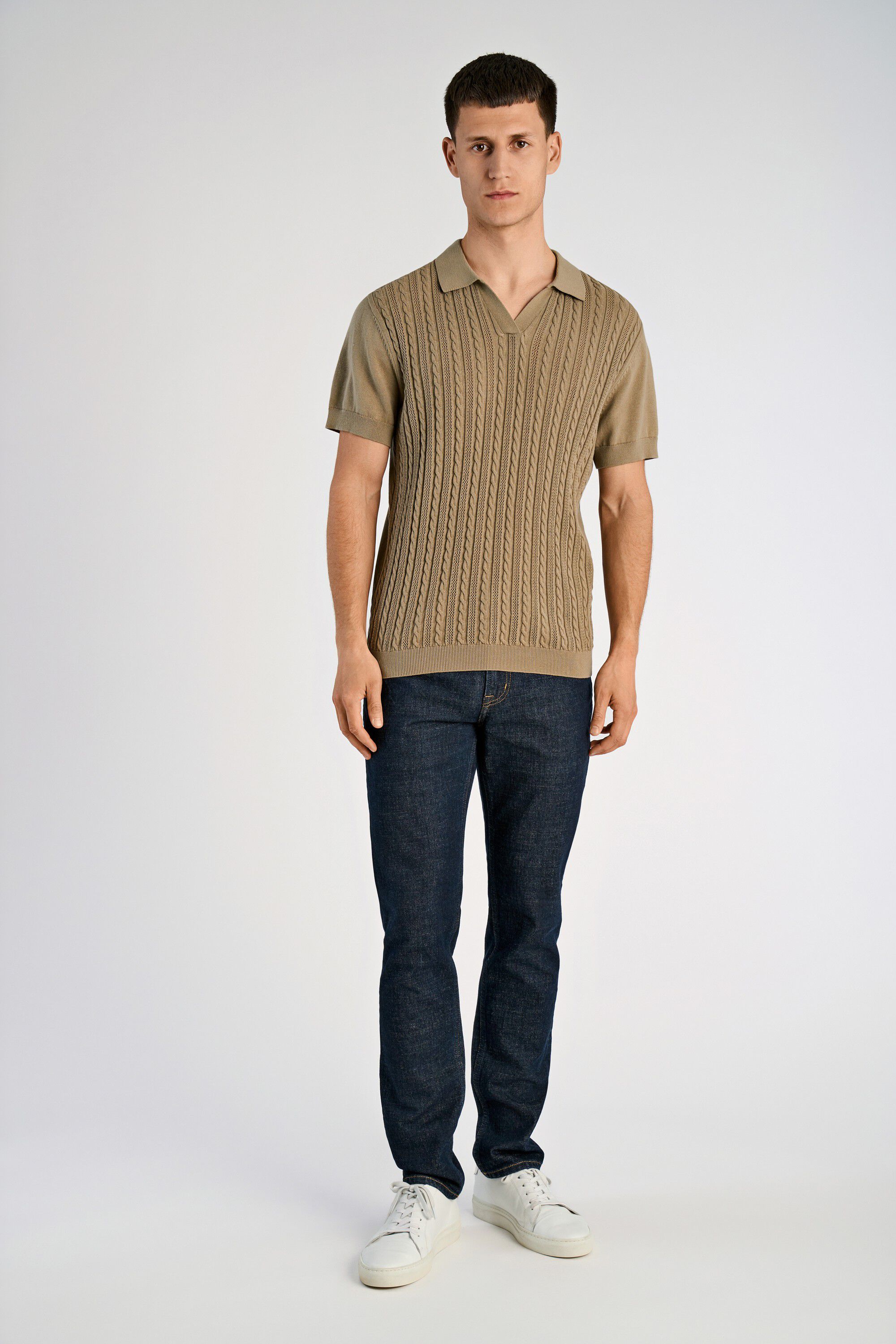 Knitted S/S cable v-neck polo