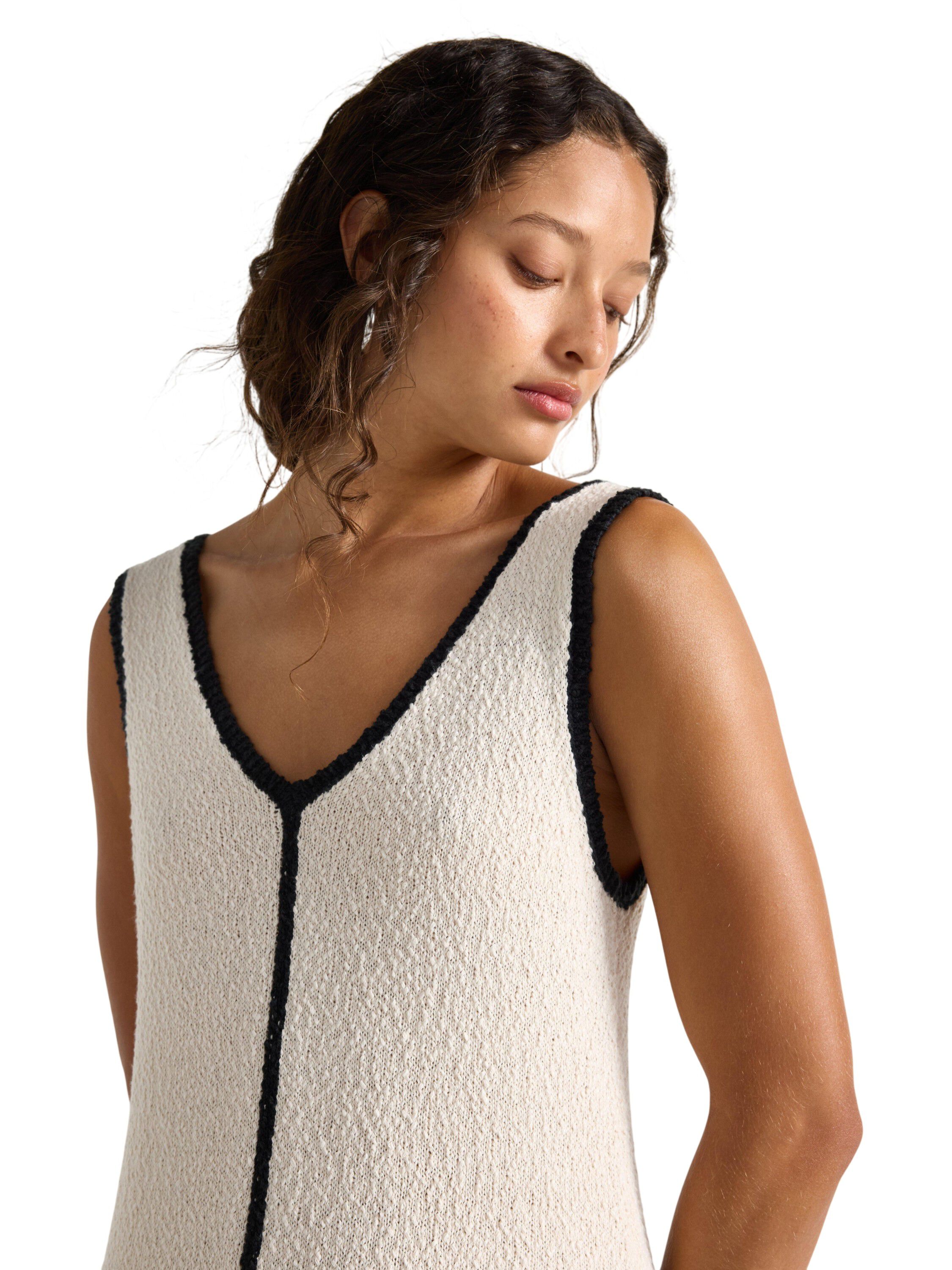 Soft knitted dress structured yarn