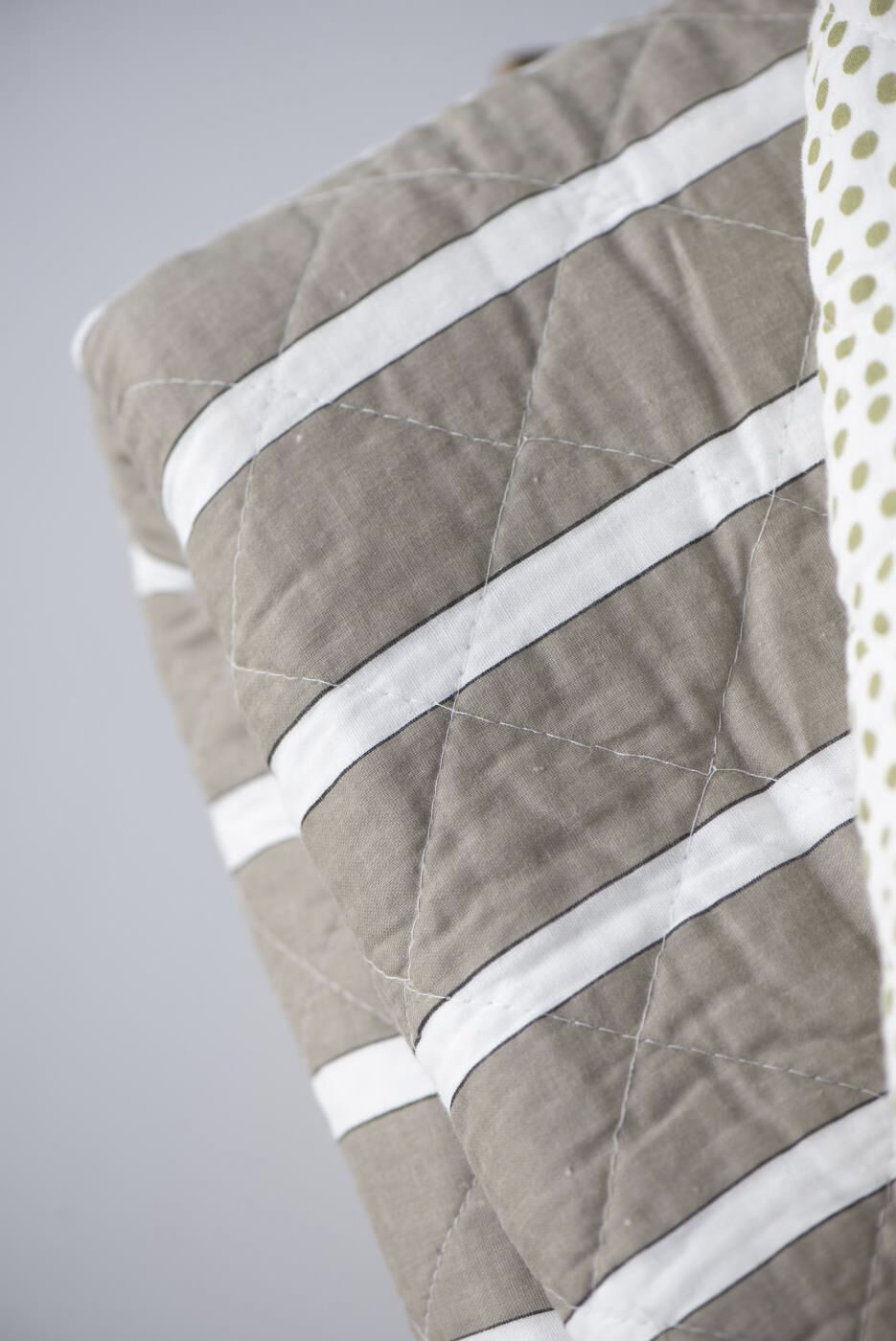 Quilt hvide, sorte og h&oslash;rfarvede striber