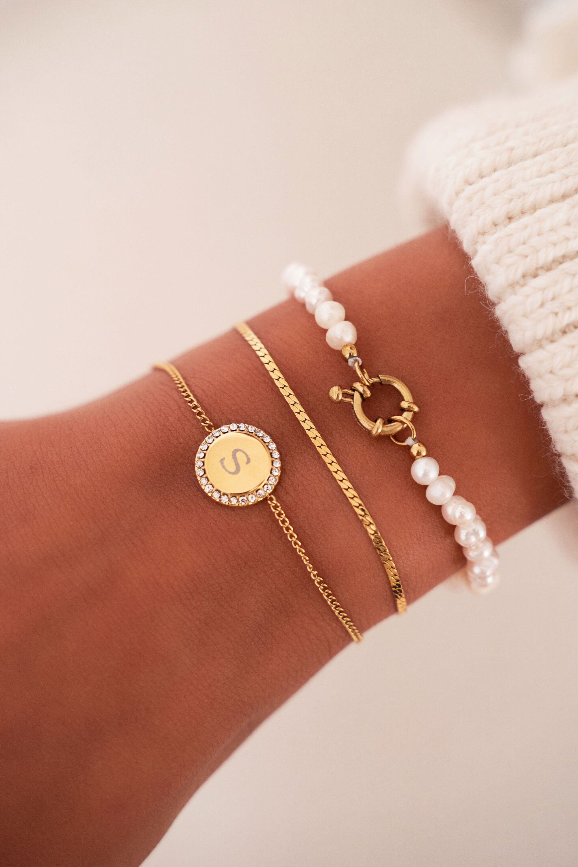 Freshwater pearl beaded bracelet with lock