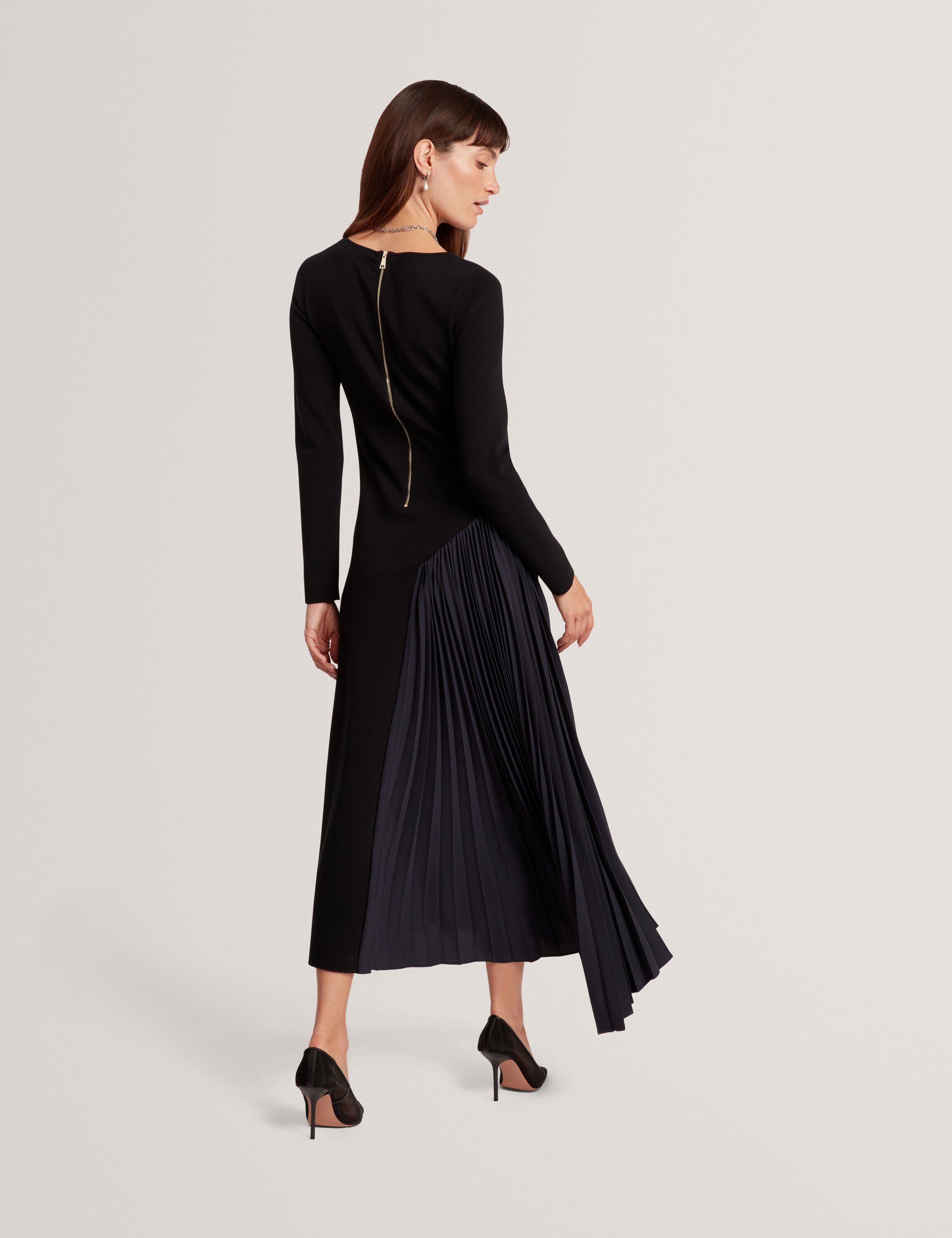 BELVIEE Long Sleeve Knit Midi Dress