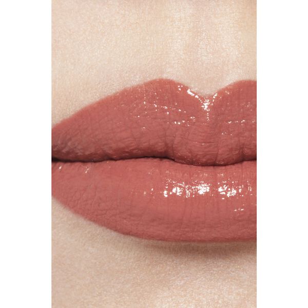Hydrating And Plumping Lipstick. Intense, Long-Lasting Colour And Shin