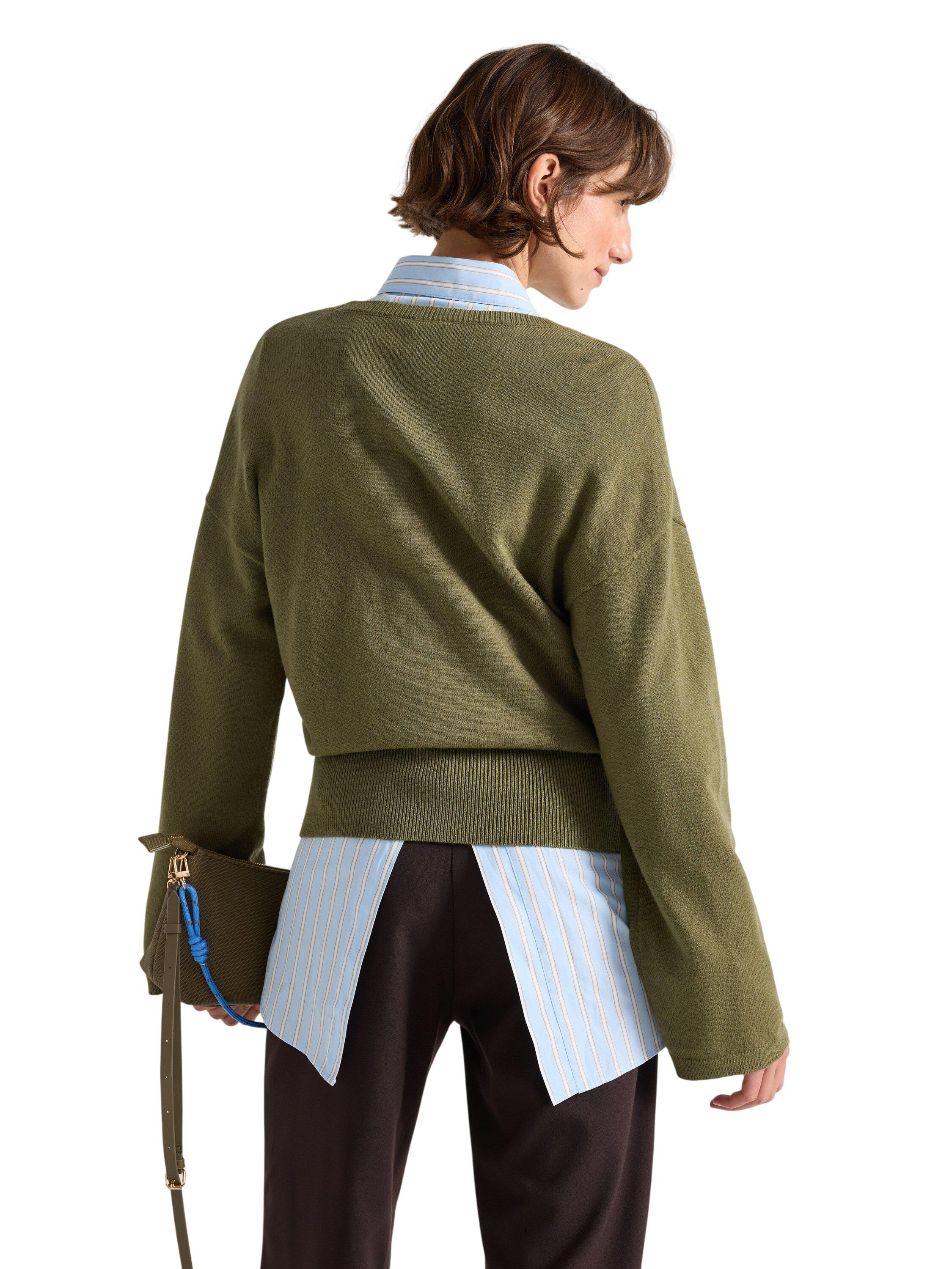 Strikket tr&oslash;je med en afslappet pas