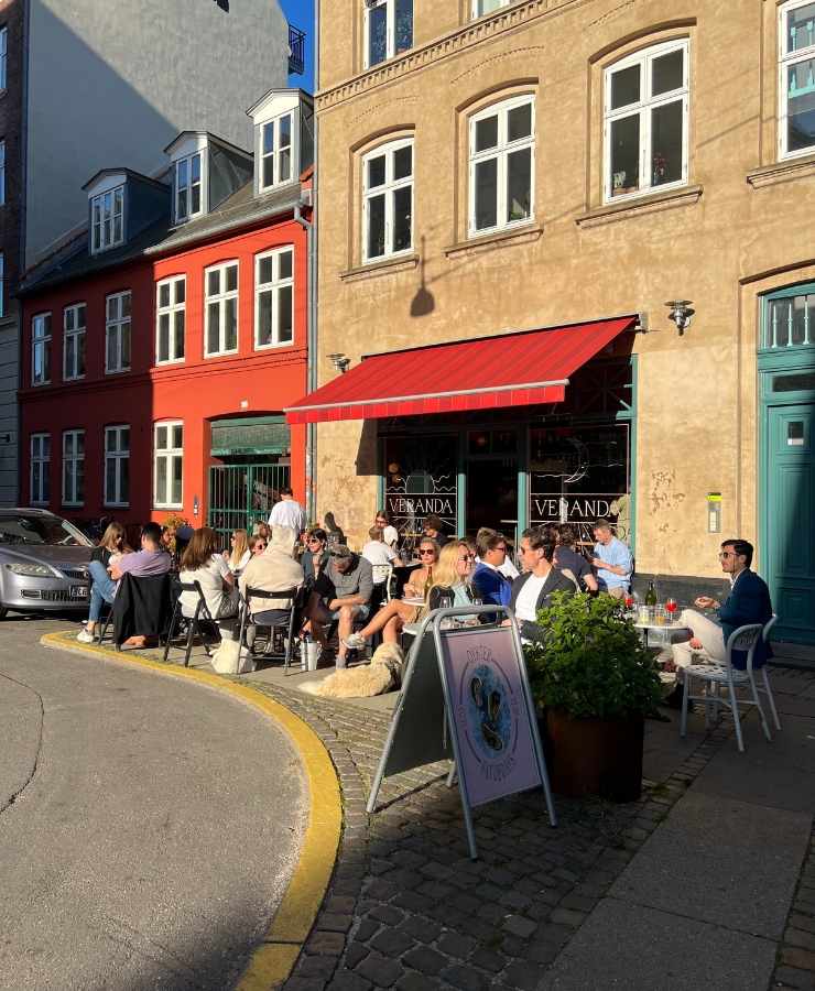 Cafe Veranda med mange mennesker udenfor