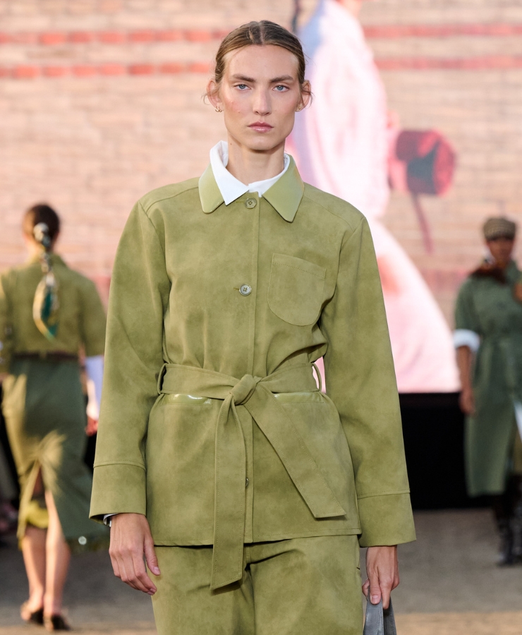 Model med solkyssede kinder går på runway