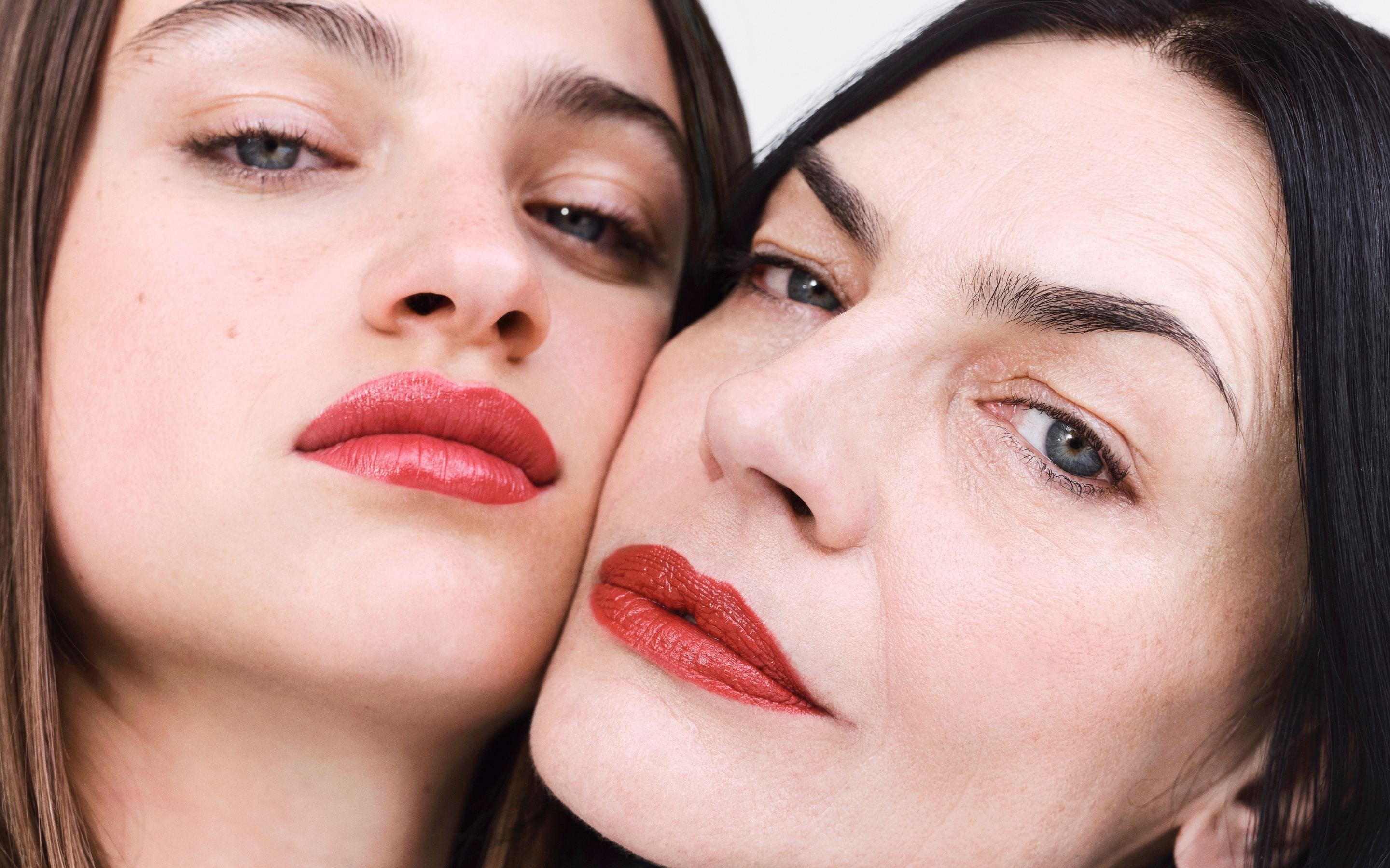 to kvinder med r&oslash;d l&aelig;bestift