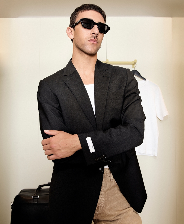 mand med sort blazer og solbriller