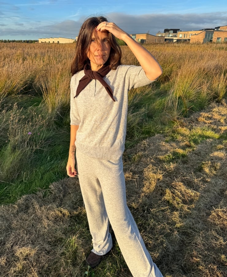 person iført cashmere'