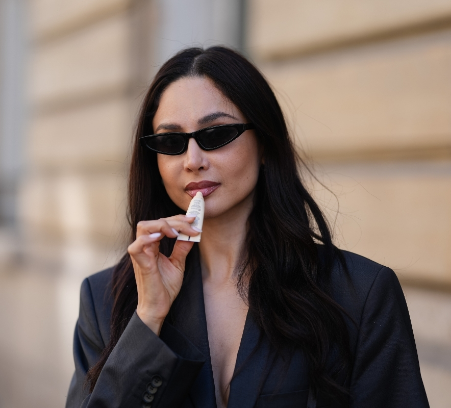 kvinde st&aring;r med l&aelig;bepomade