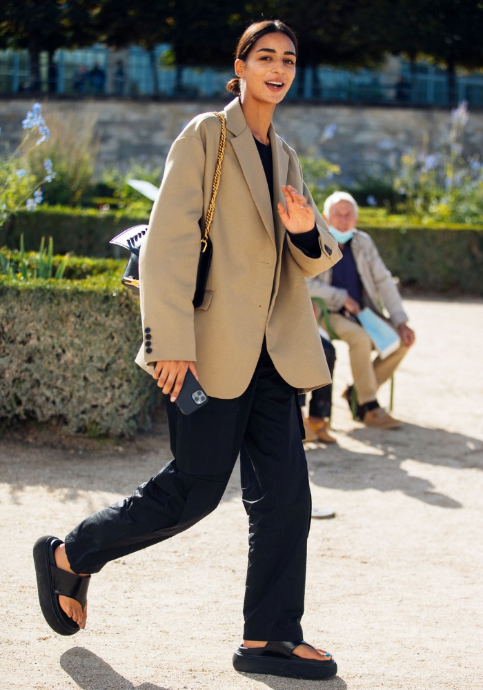 &lsquo;kvinde g&aring;r udenfor&rsquo;