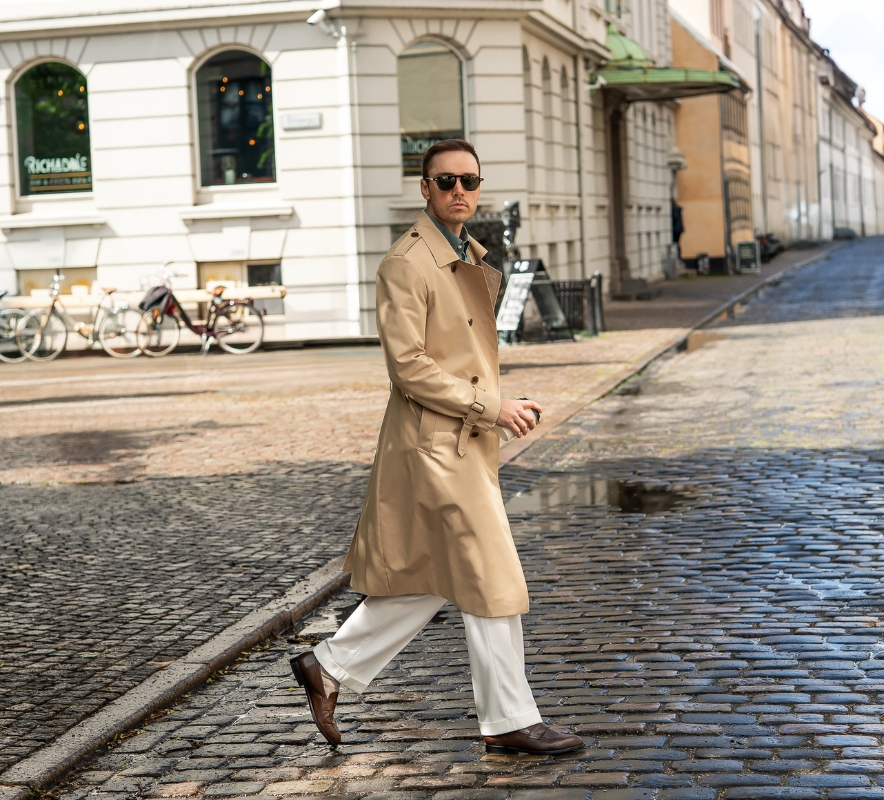 herre g&aring;r udenfor