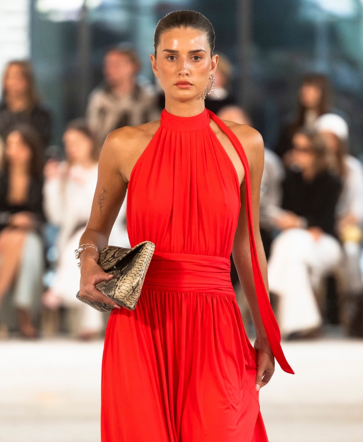 Model iført rødt tøj går på runway