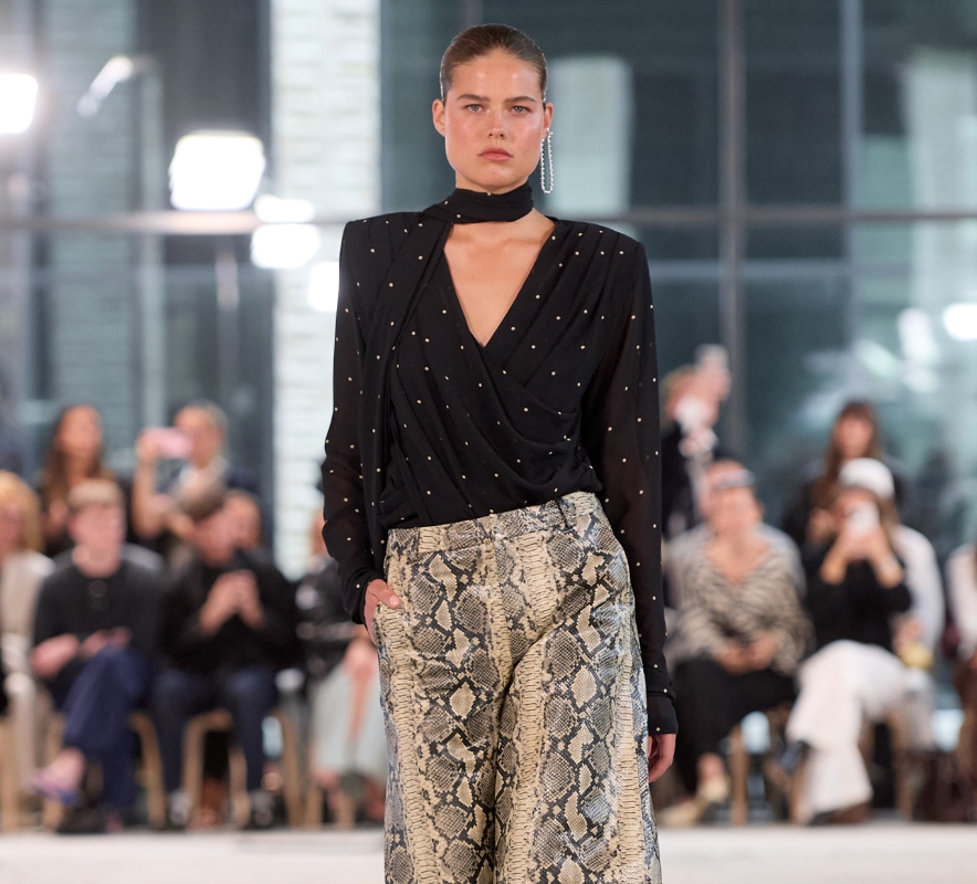 model går på catwalk