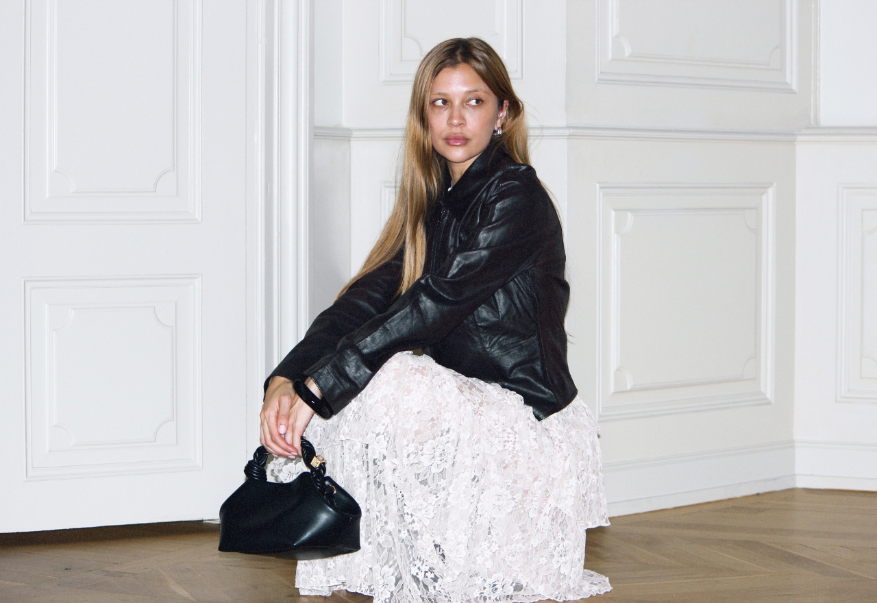 kvinde i hvid nederdel