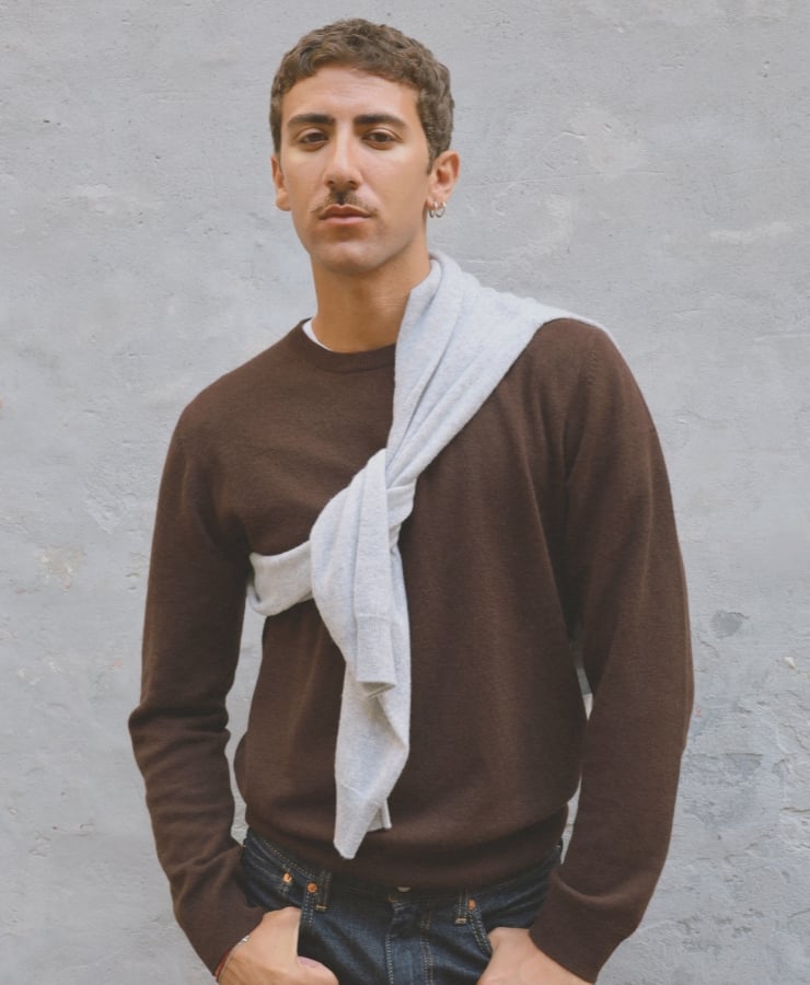 person iført cashmere