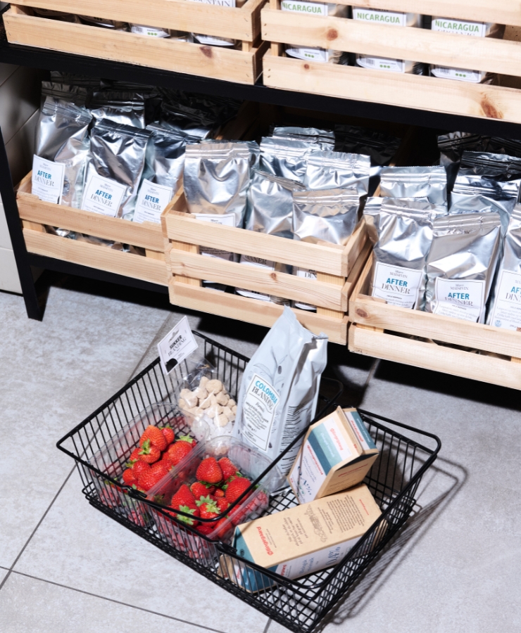 kaffebønner i indkøbskurv