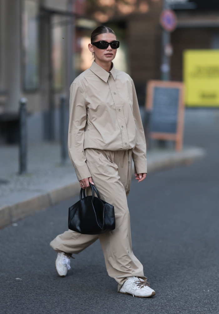 &lsquo;kvinde g&aring;r udenfor&rsquo;