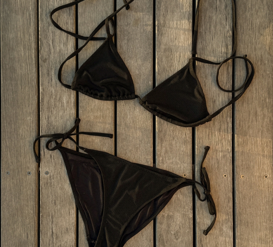 Bl&aring; bikini p&aring; klippesten