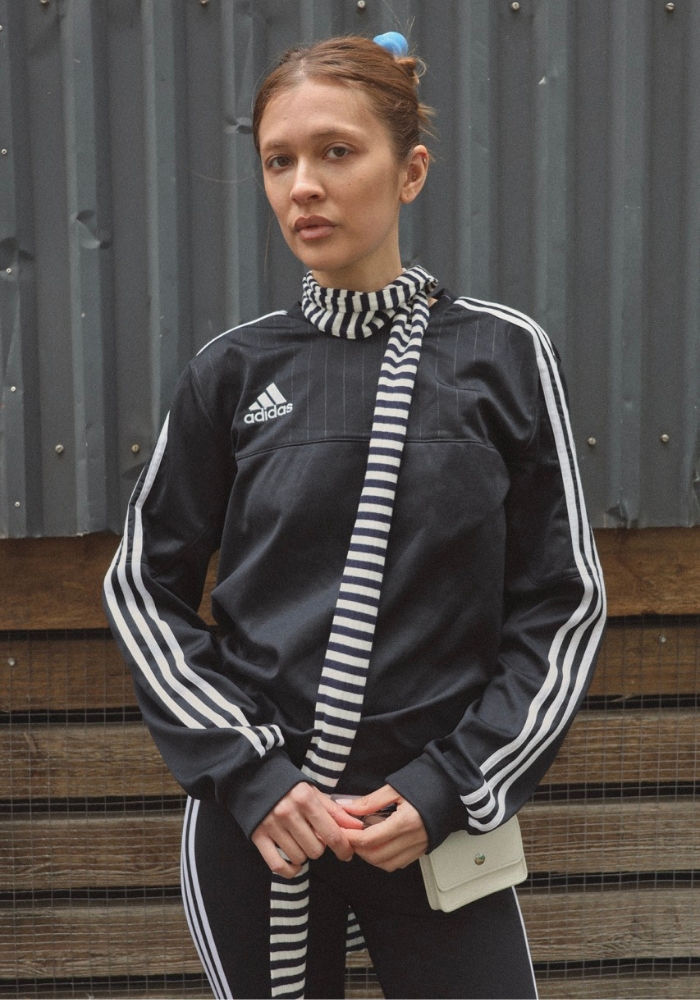 model iført adidas træningstøj