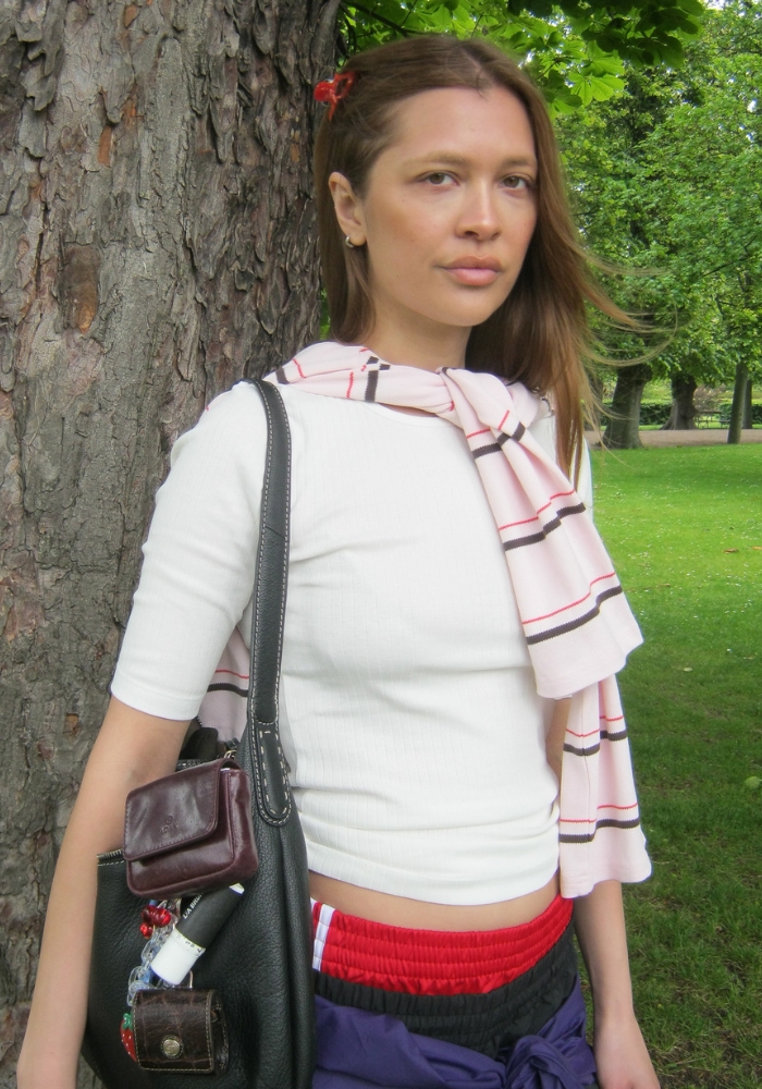 Ung kvinde tæt på i festivaloutfit
