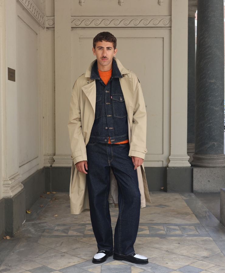 mand iført trenchcoat