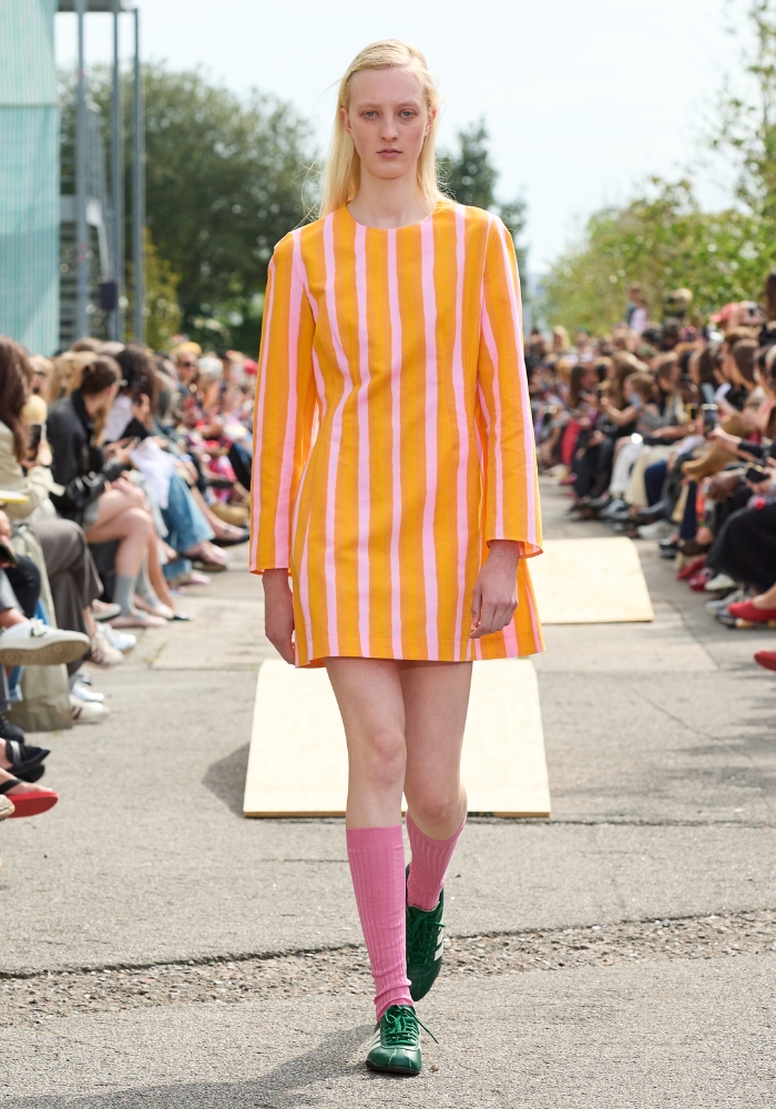 Model går på runway