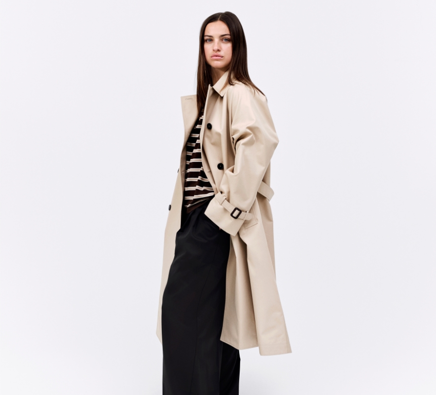 kvinde i trenchcoat