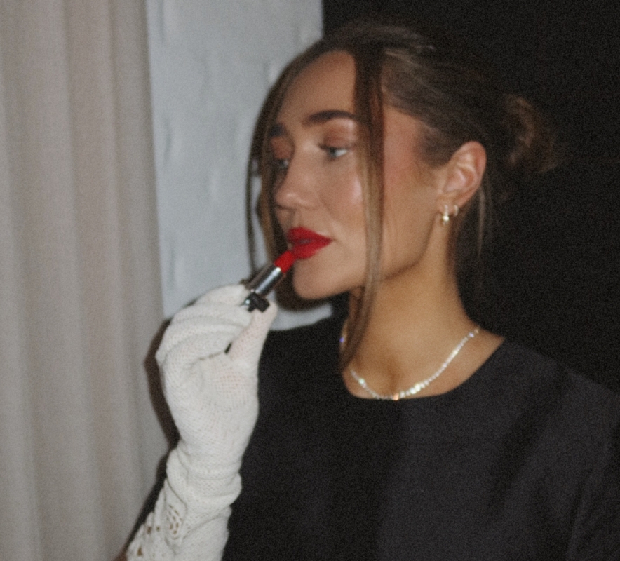 kvinde med r&oslash;d l&aelig;bestift