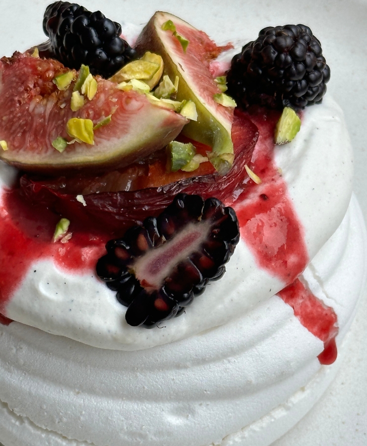 pavlova med figner og brombær