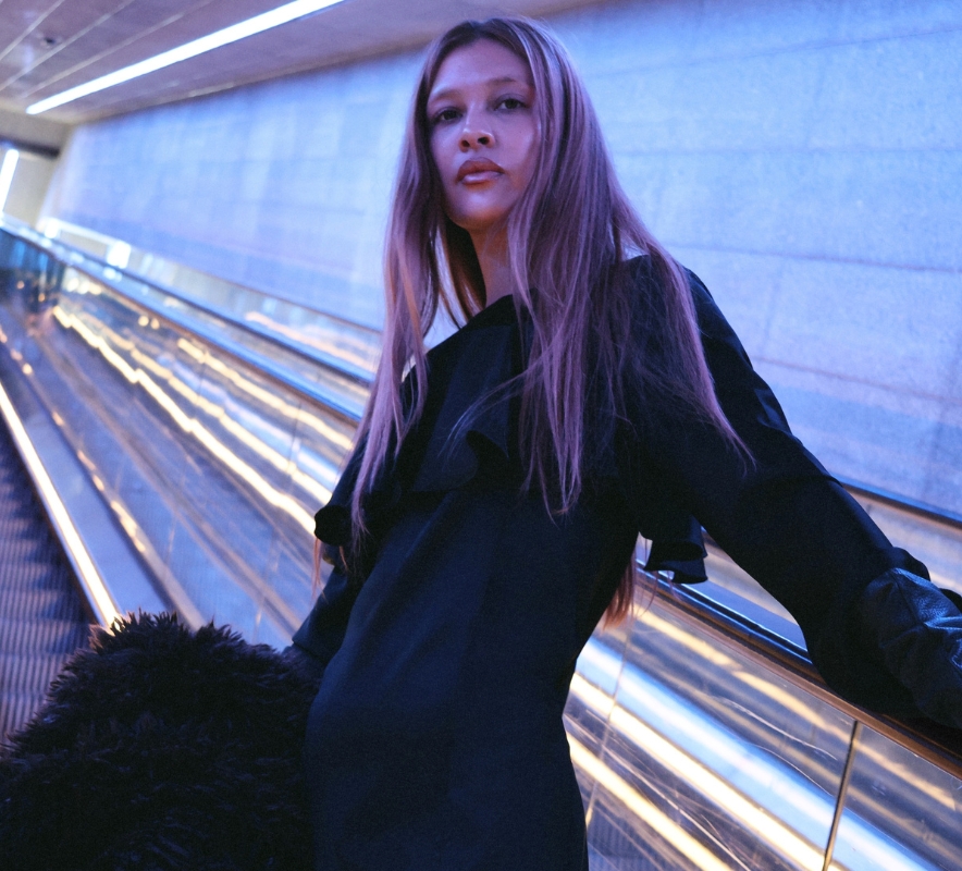 kvinde p&aring; rulletrappe