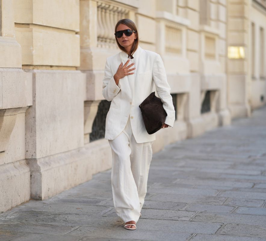 kvinde i hvid blazer