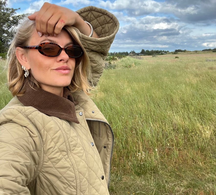 Content creator Amalie Nielsen ude på en mark