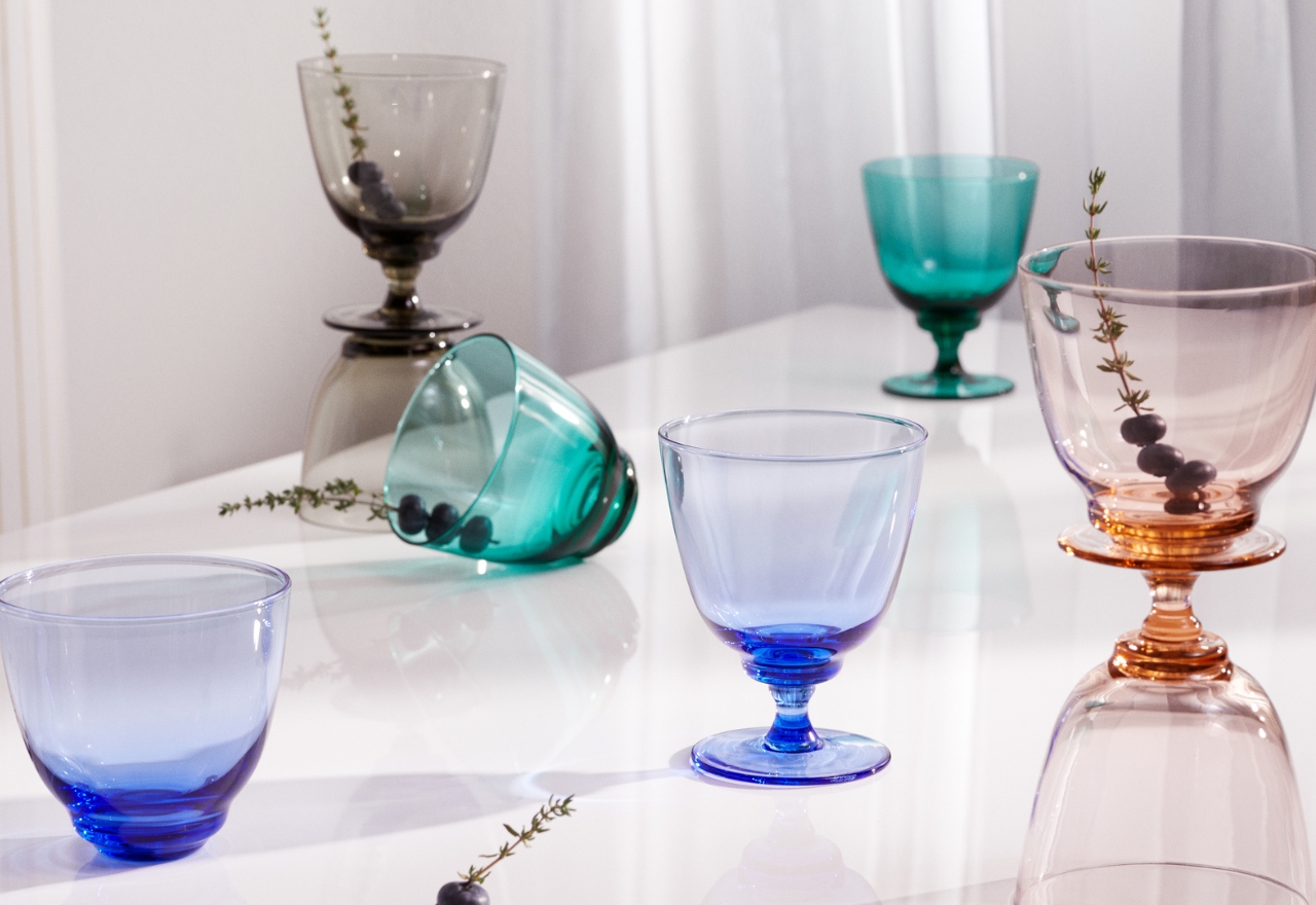 farverige glas på bord