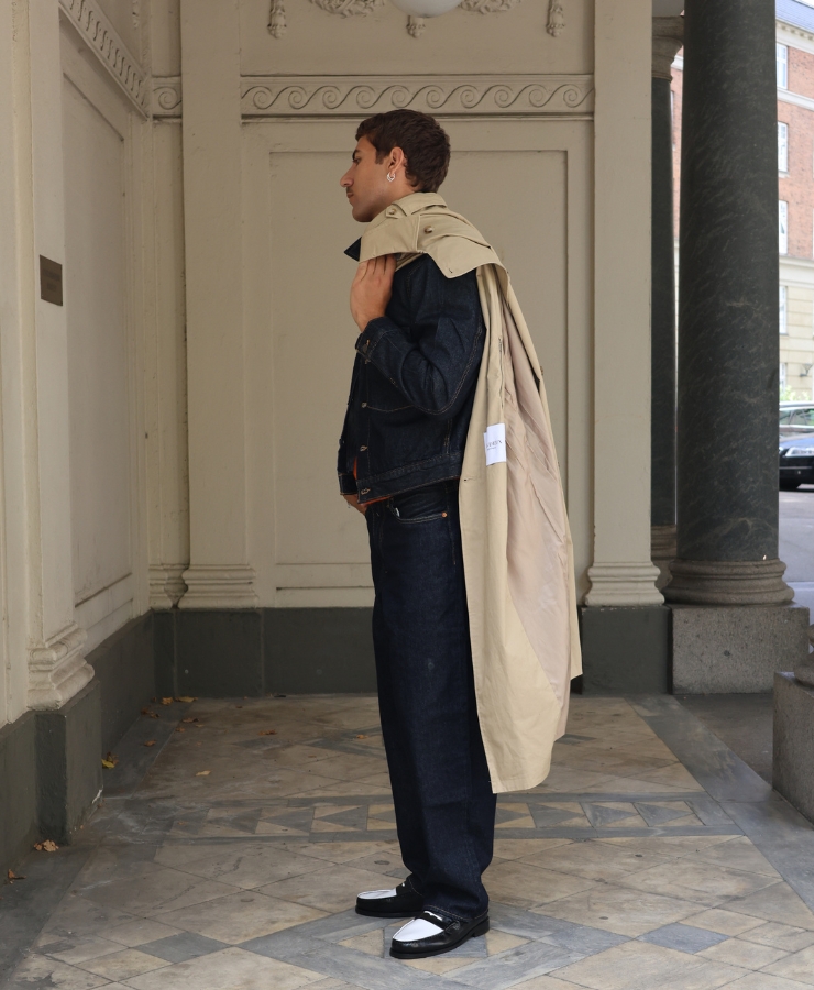 mand iført trenchcoat