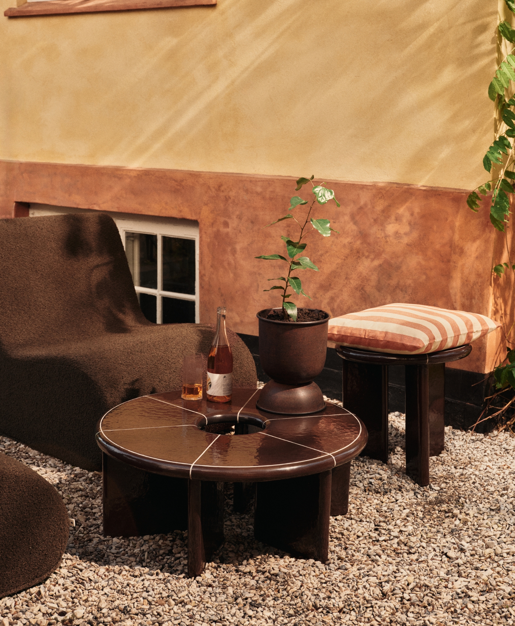 stribet pude ved stenv&aelig;g