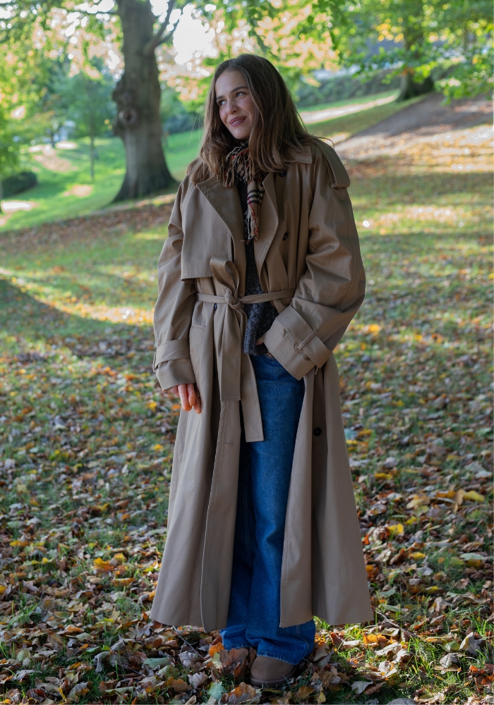 kvinde står udenfor i skov