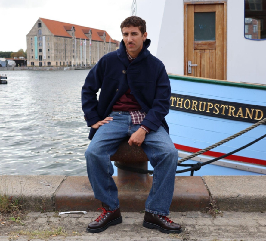manden sidder udenfor foran havet