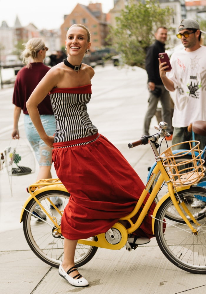 &lsquo;kvinde g&aring;r udenfor&rsquo;