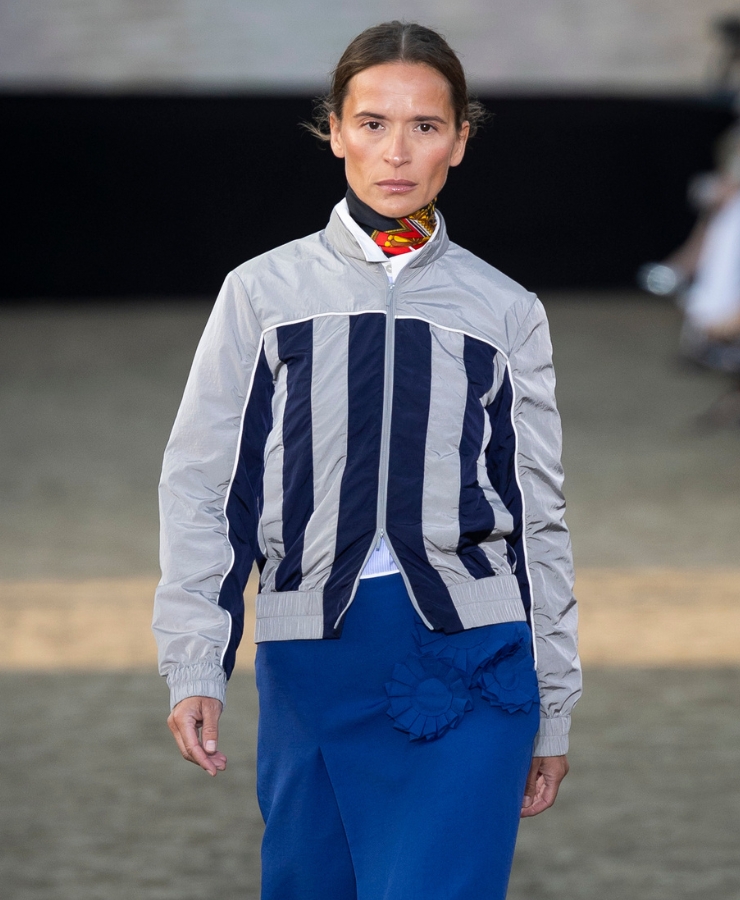 Model med solkyssede kinder går på runway