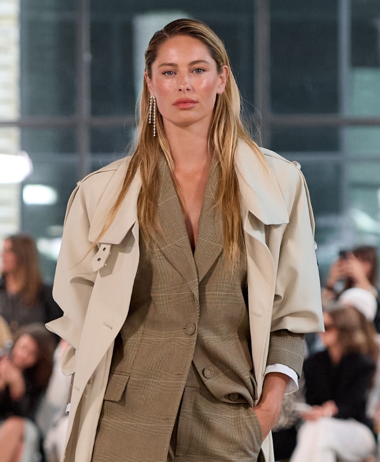 Model iført brunt tøj går på runway