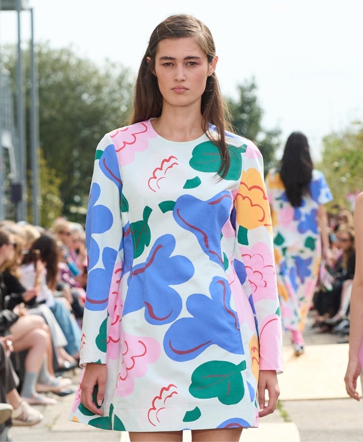 Model med midterskilning i håret går på runway