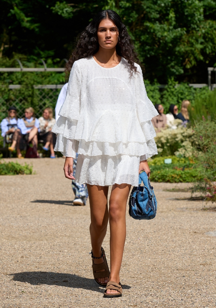 Model går på runway