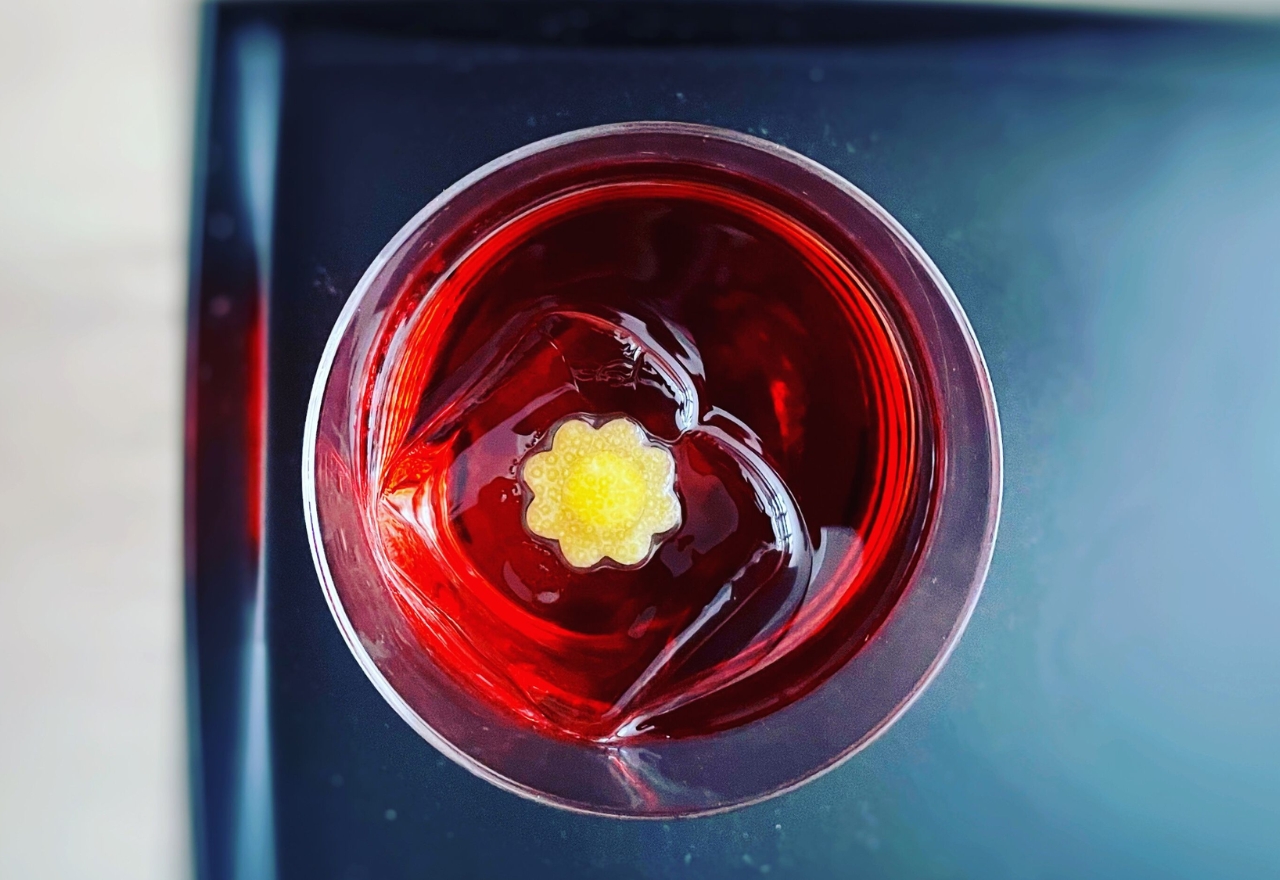 Rød drink med gul blomst i