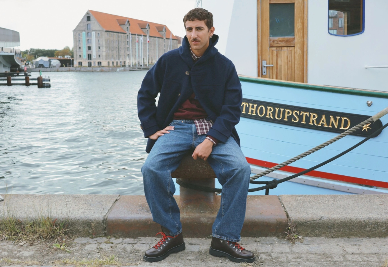 mand sidder ved havet