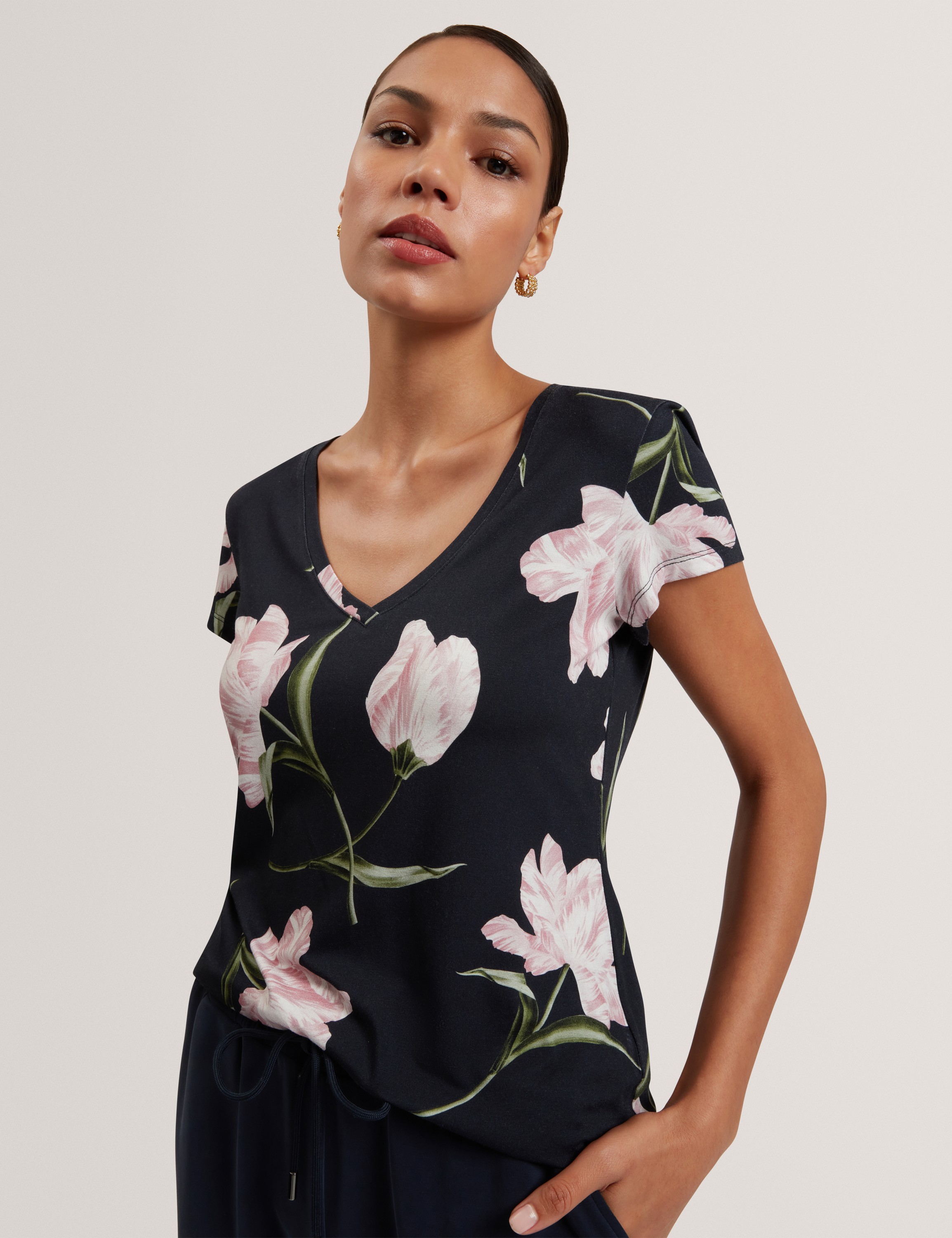 Vaiiley Printed V Neck Fitted Tee