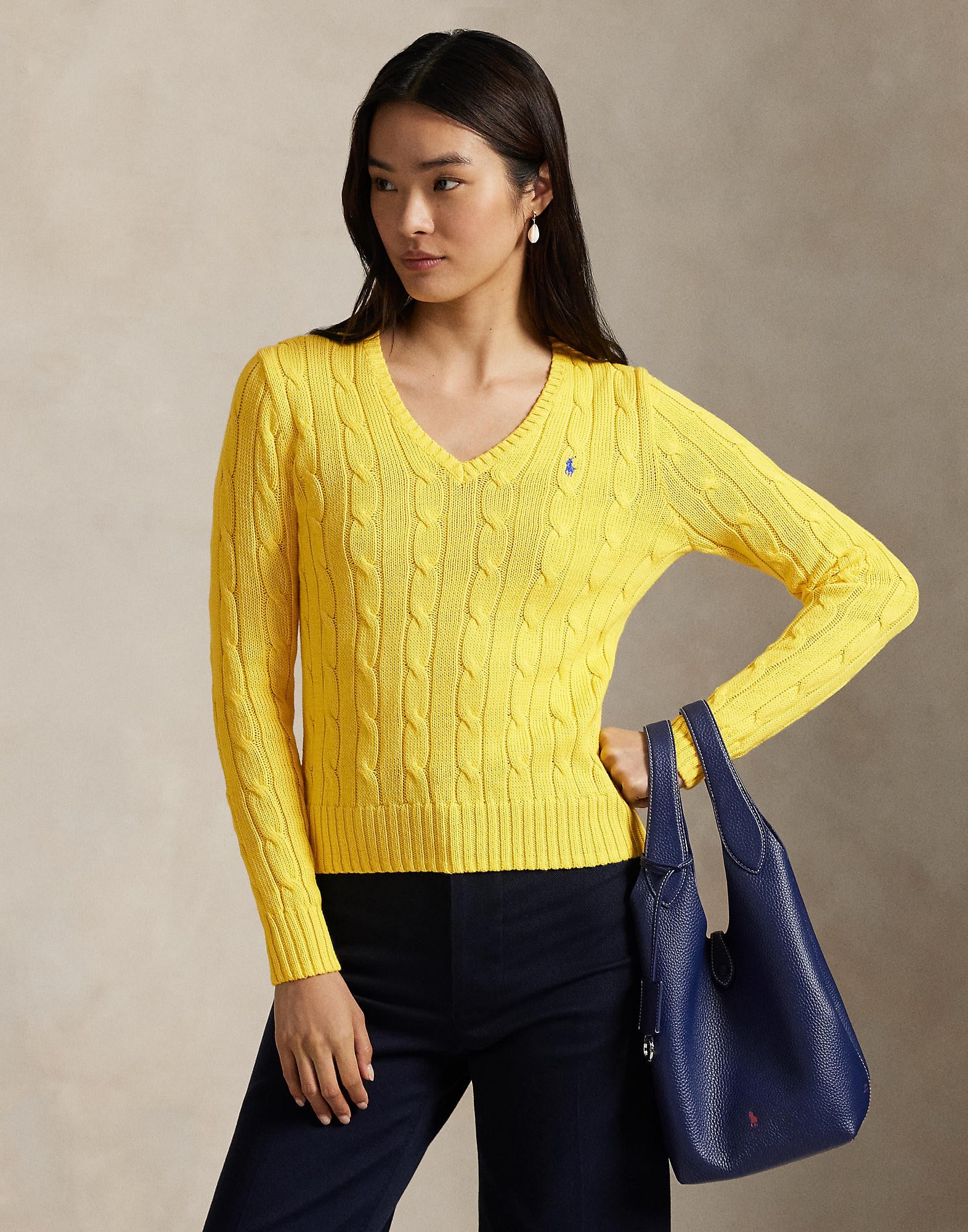 Cableknit Cotton V-neck Sweater - DKK 1.222 - Spar 30%