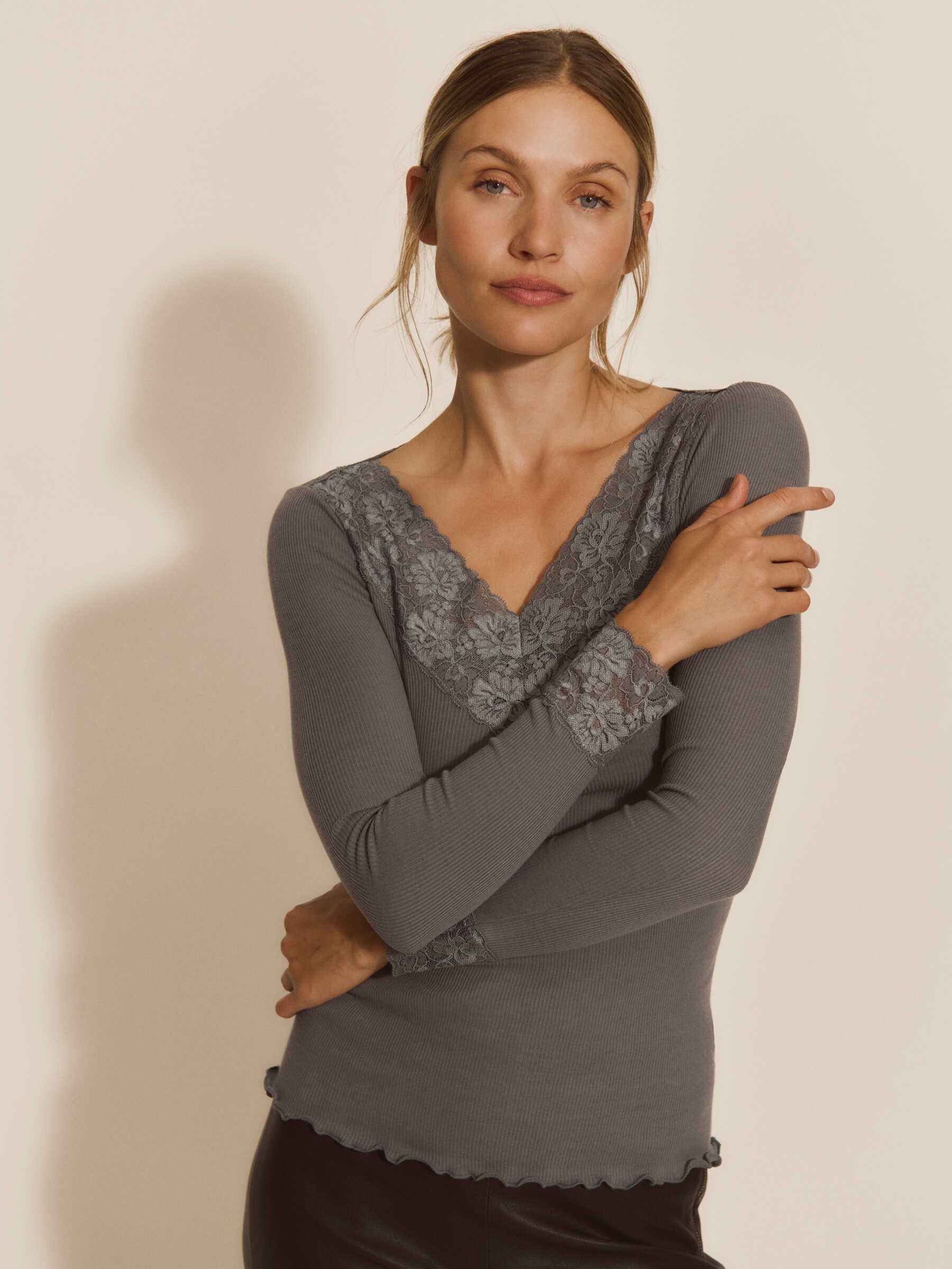 Rwbernadine Organic LS Vneck Lace T-shirt