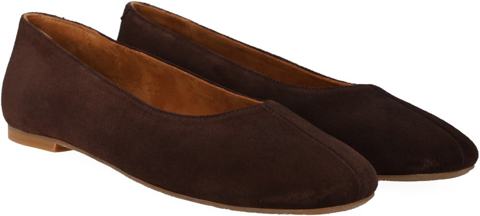 Ballerina med Centreret Dekorativ Stikningsdetalje